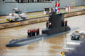 submarino-cruza-canalPanama2011shp