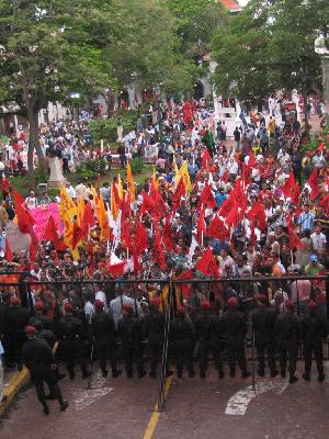 В Панаме профсоюзы и экологи провели акции протеста