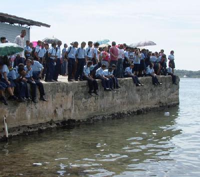 Забастовщики держат остров Колон в изоляции  
