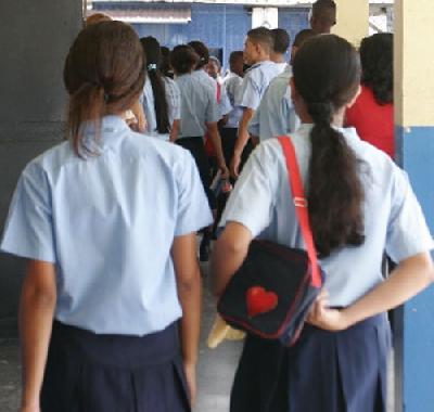 В панамских школах запретят мобильники